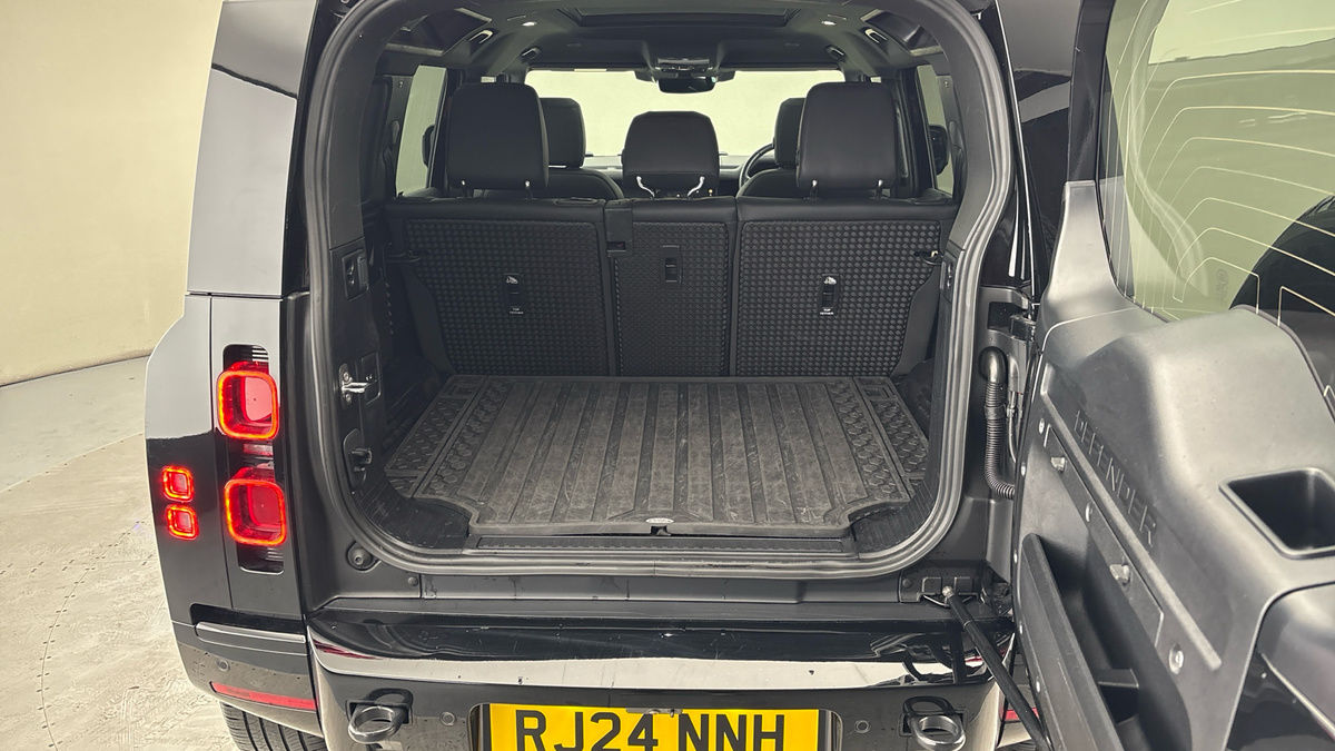 Land Rover Defender 110 Image 11