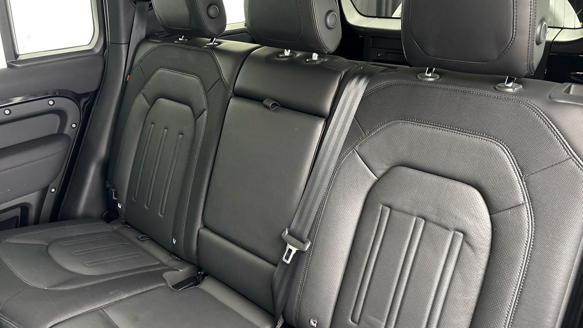 Land Rover Defender 110 Image 8