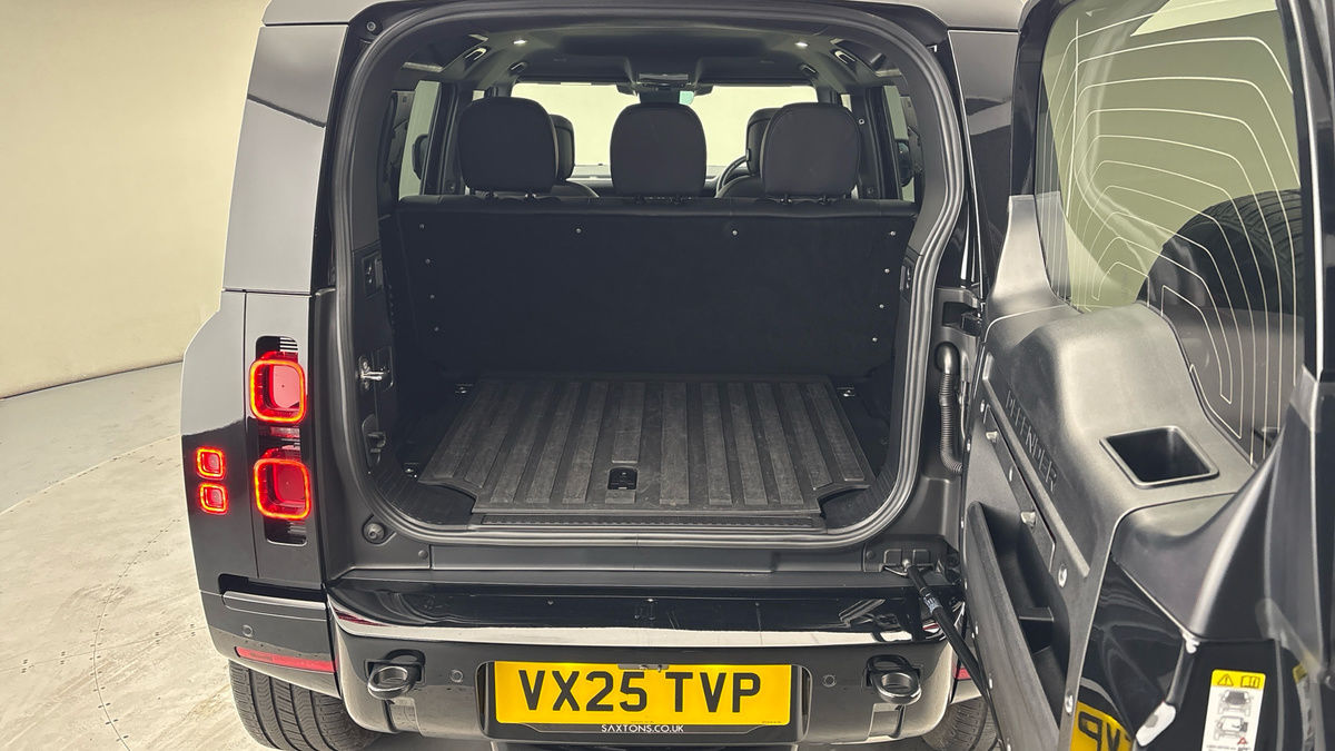 Land Rover Defender 110 Image 11