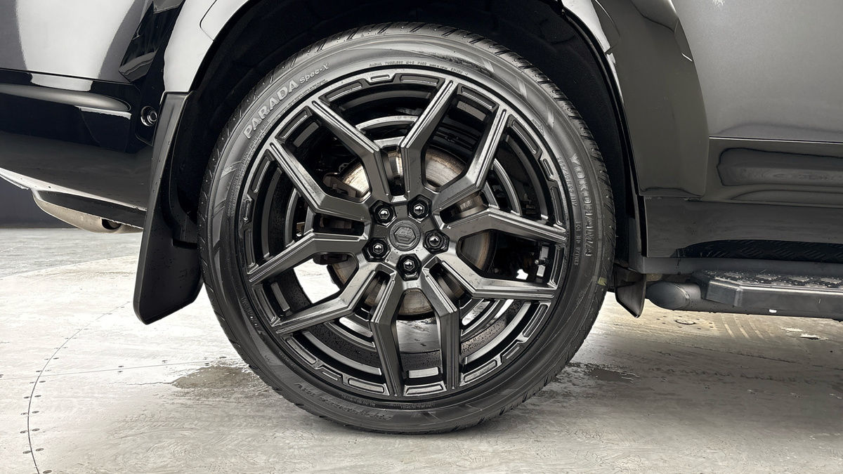 Land Rover Defender 130 Urban Image 10