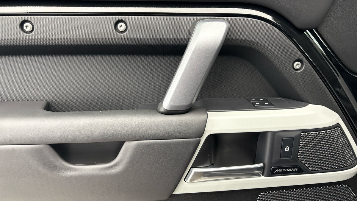 Land Rover Defender 110 Urban Image 19