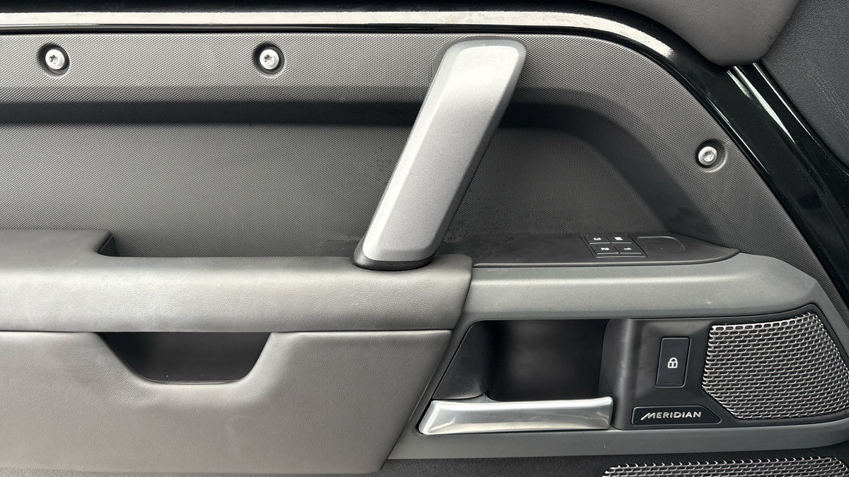 Land Rover Defender 110 Image 19