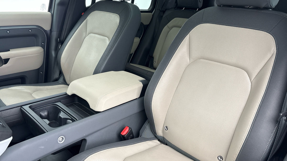 Land Rover Defender 110 Image 7