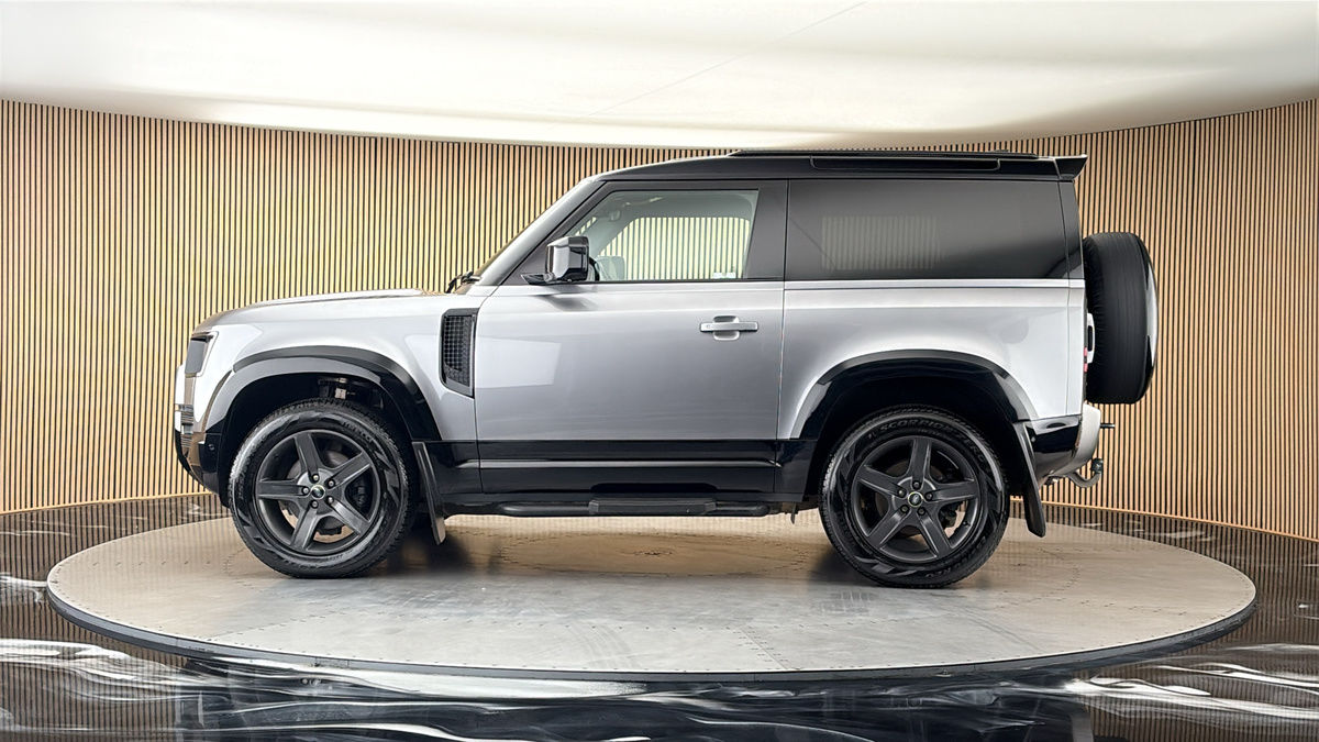 Land Rover Defender 90 Image 15