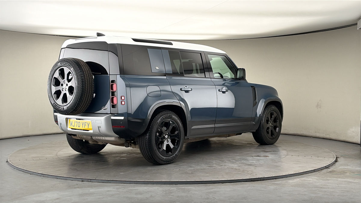 Land Rover Defender 110 Image 21