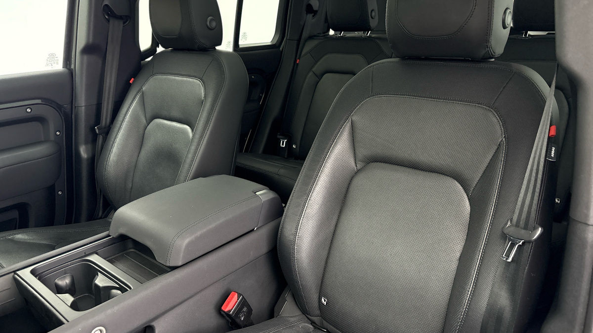 Land Rover Defender 110 Image 7