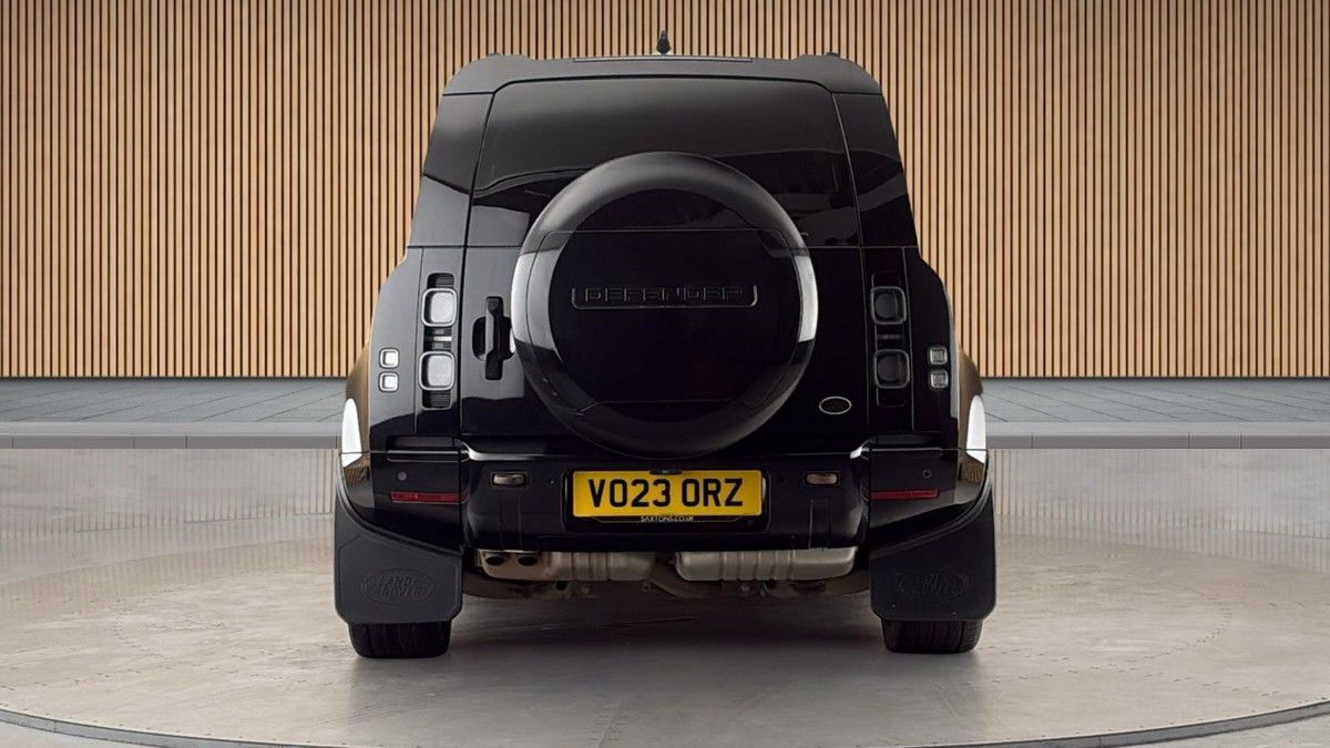 Land Rover Defender 110 Image 4