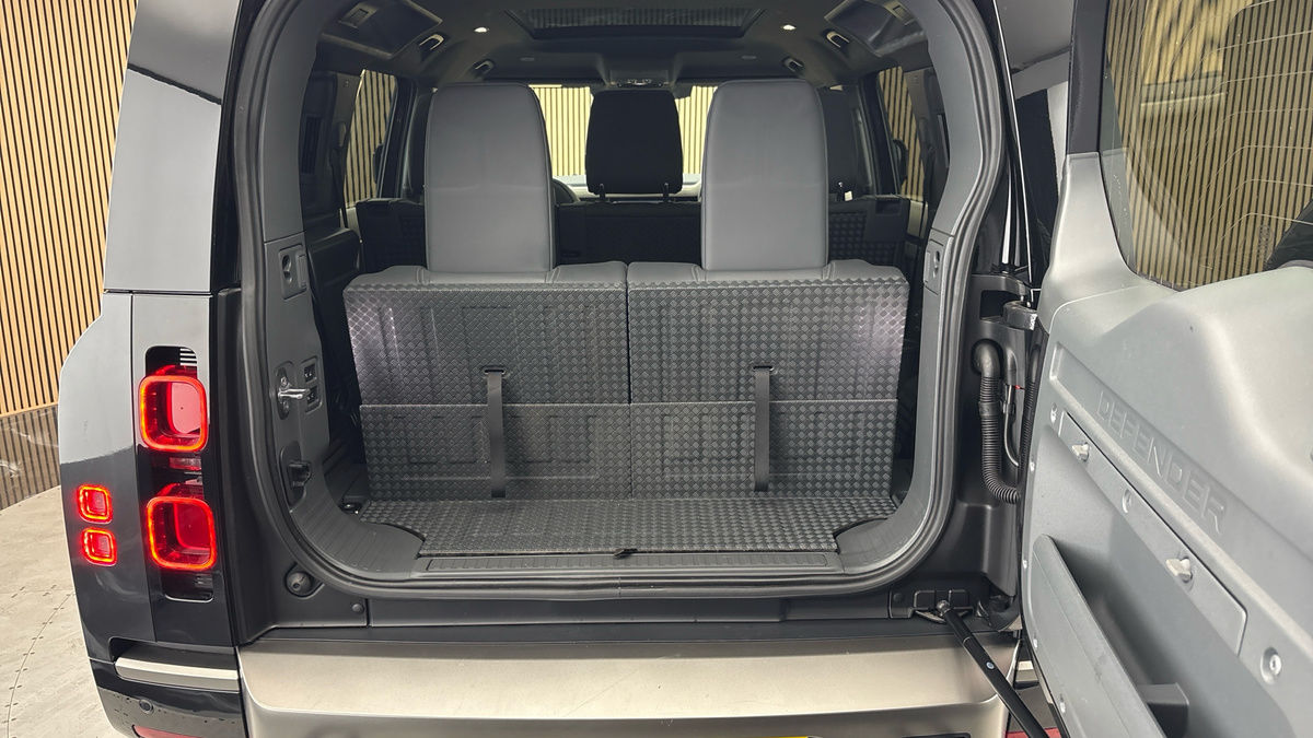 Land Rover Defender 110 Image 11