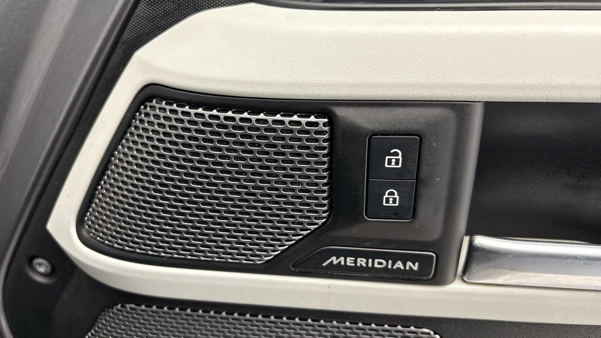 Land Rover Defender 110 Image 25