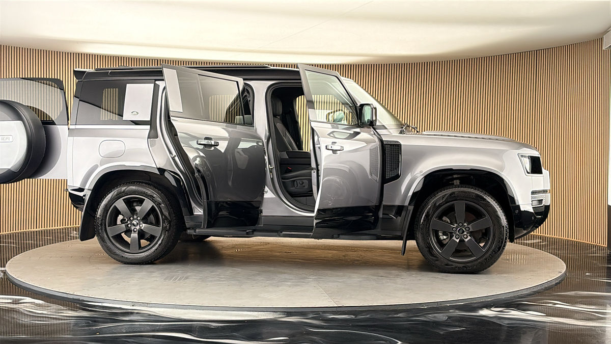More views of Land Rover Defender 110