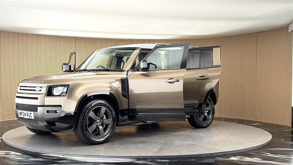 Land Rover Defender 110 Image 22
