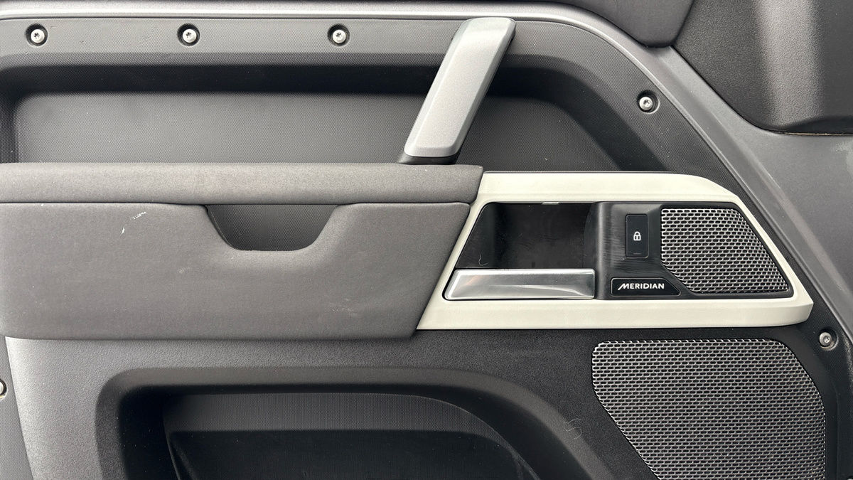 Land Rover Defender 110 Image 19