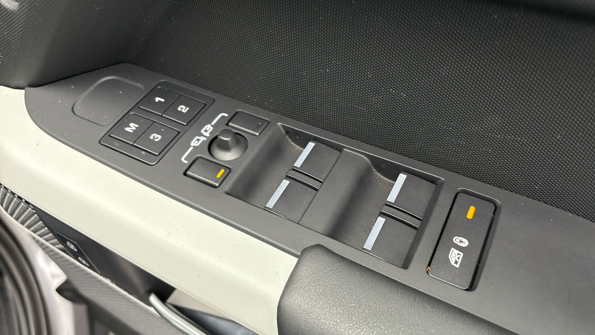 Land Rover Defender 110 Image 25