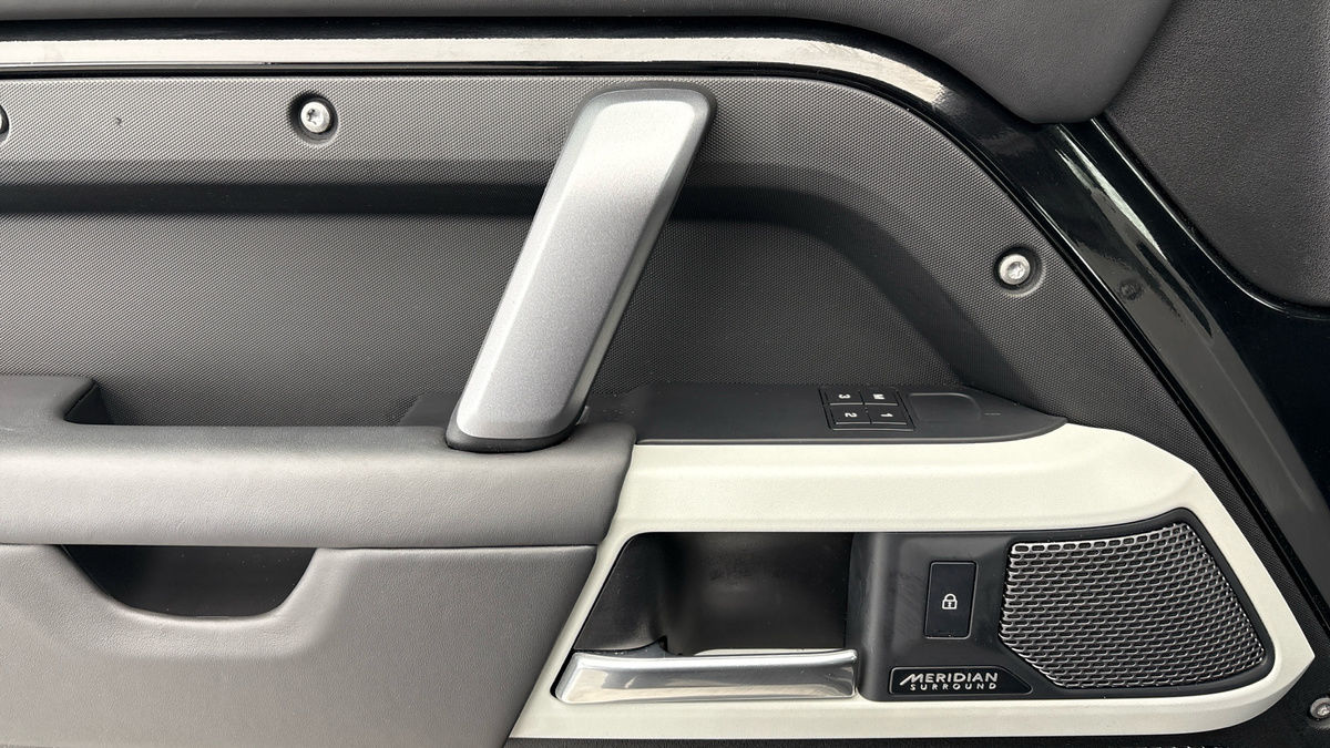 Land Rover Defender 110 Image 19