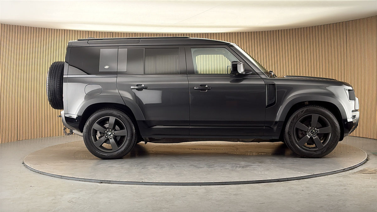Land Rover Defender 110 Image 16