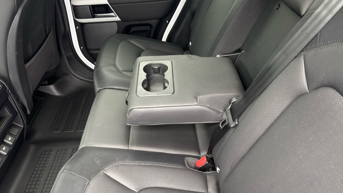 Land Rover Defender 110 Image 9