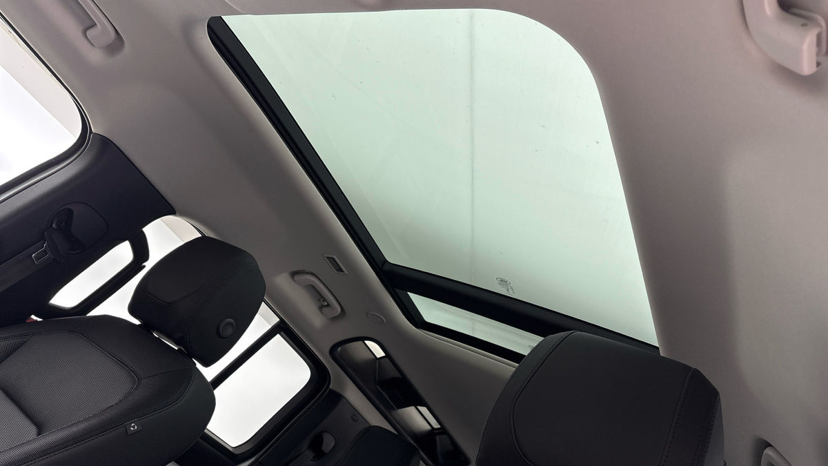 Land Rover Defender 110 Image 6