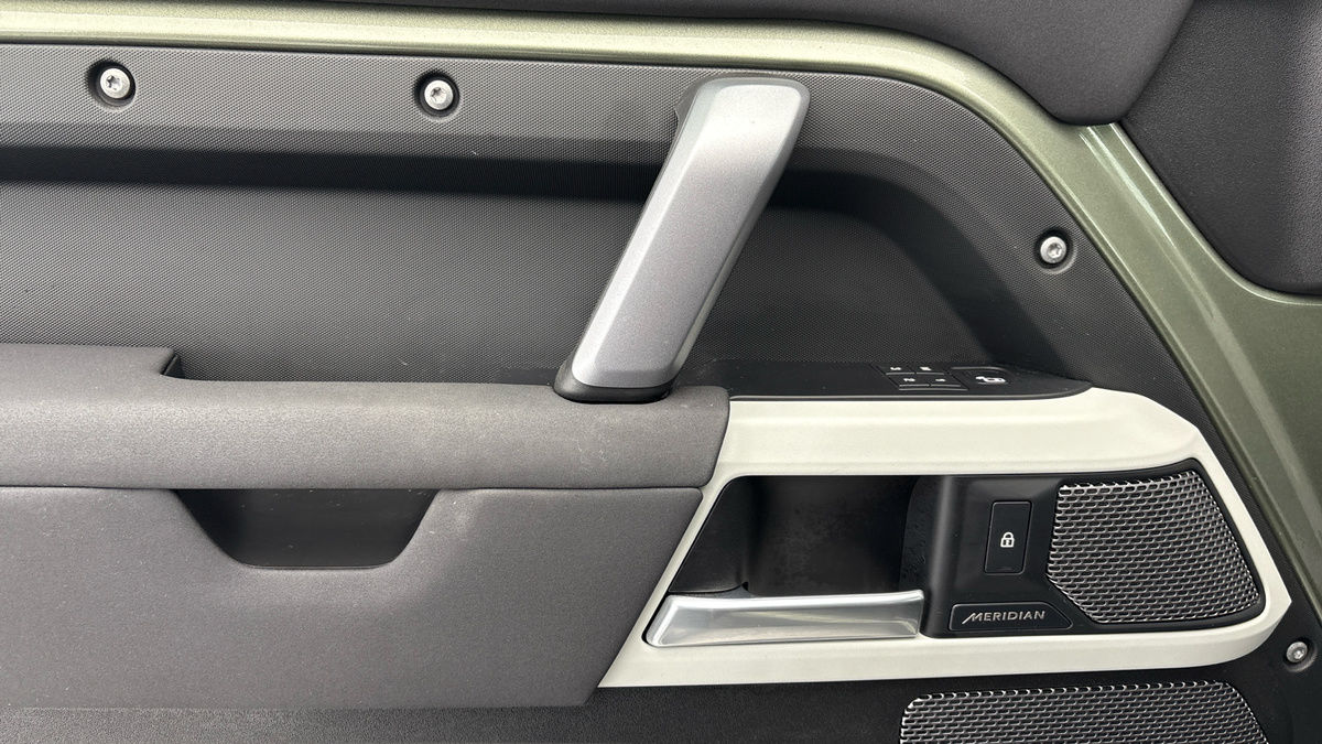 Land Rover Defender 110 Image 19