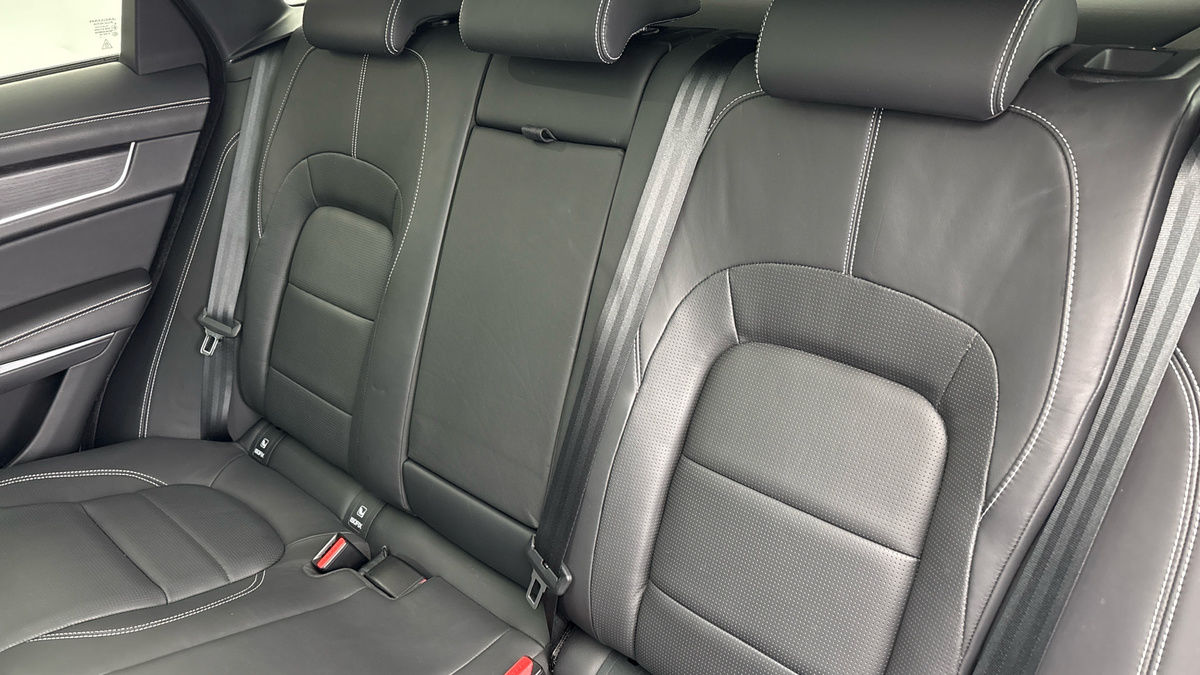 Jaguar F-PACE Image 8