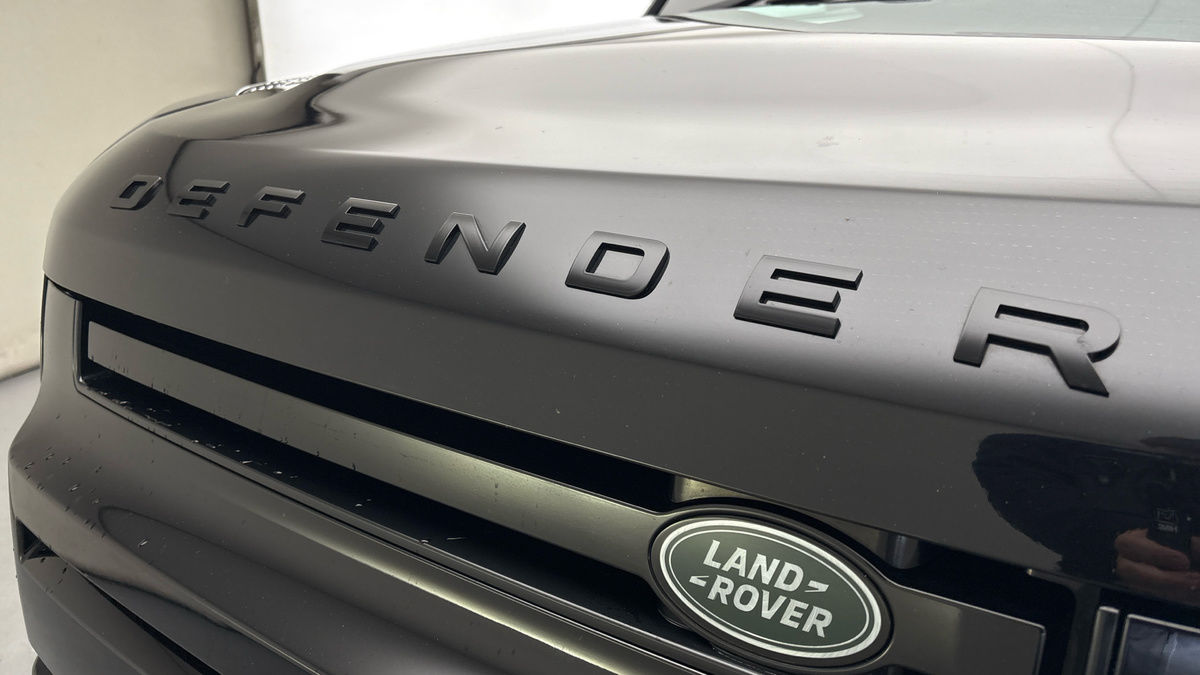 Land Rover Defender 110 Image 24