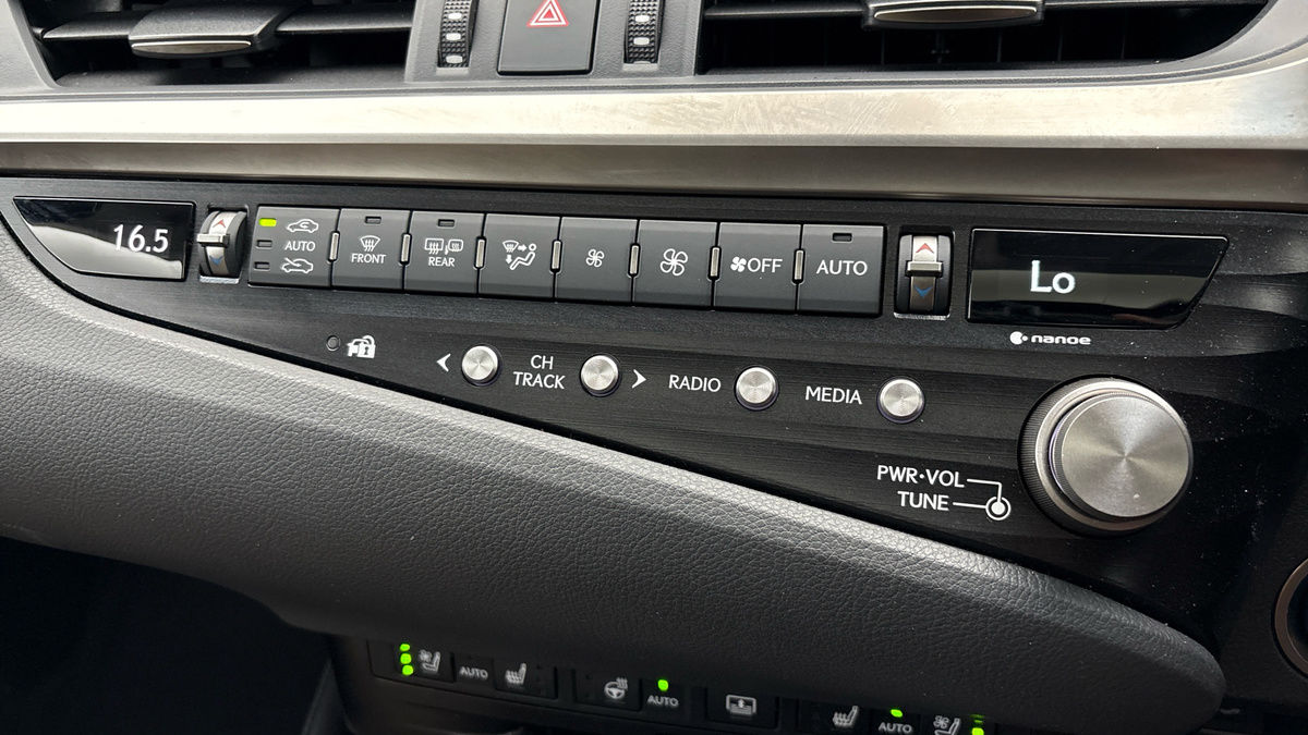 Lexus ES Image 25