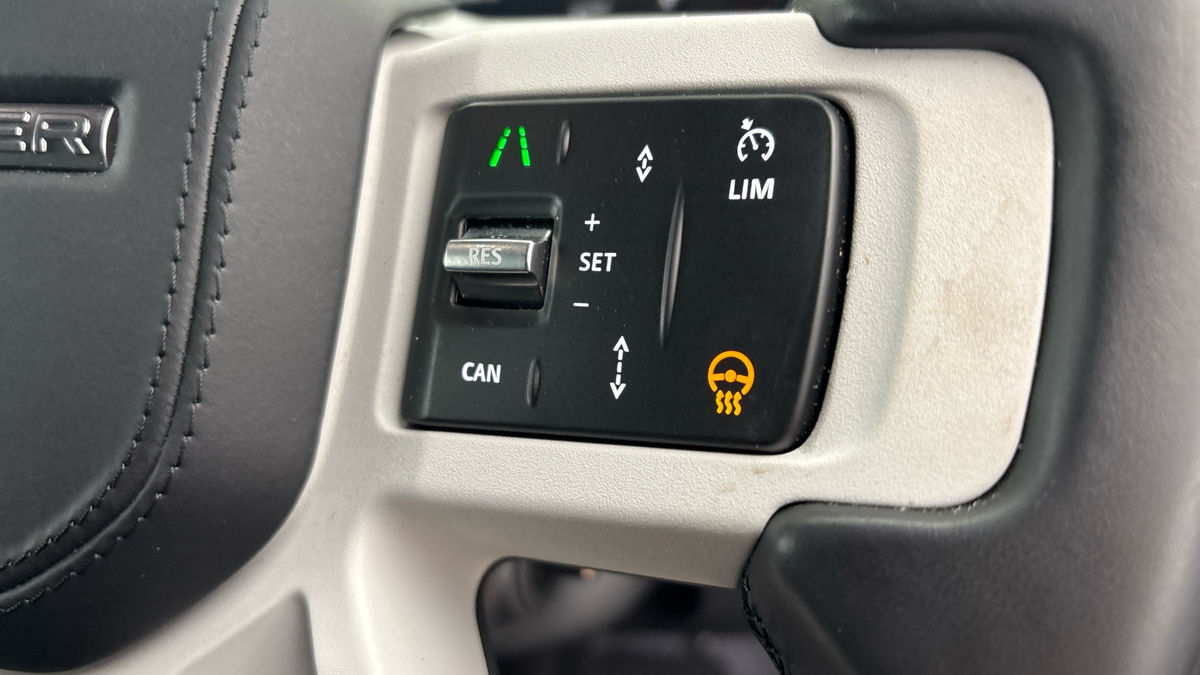 Land Rover Defender 110 Image 27