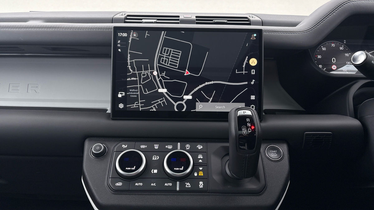 Land Rover Defender 130 Urban Image 17