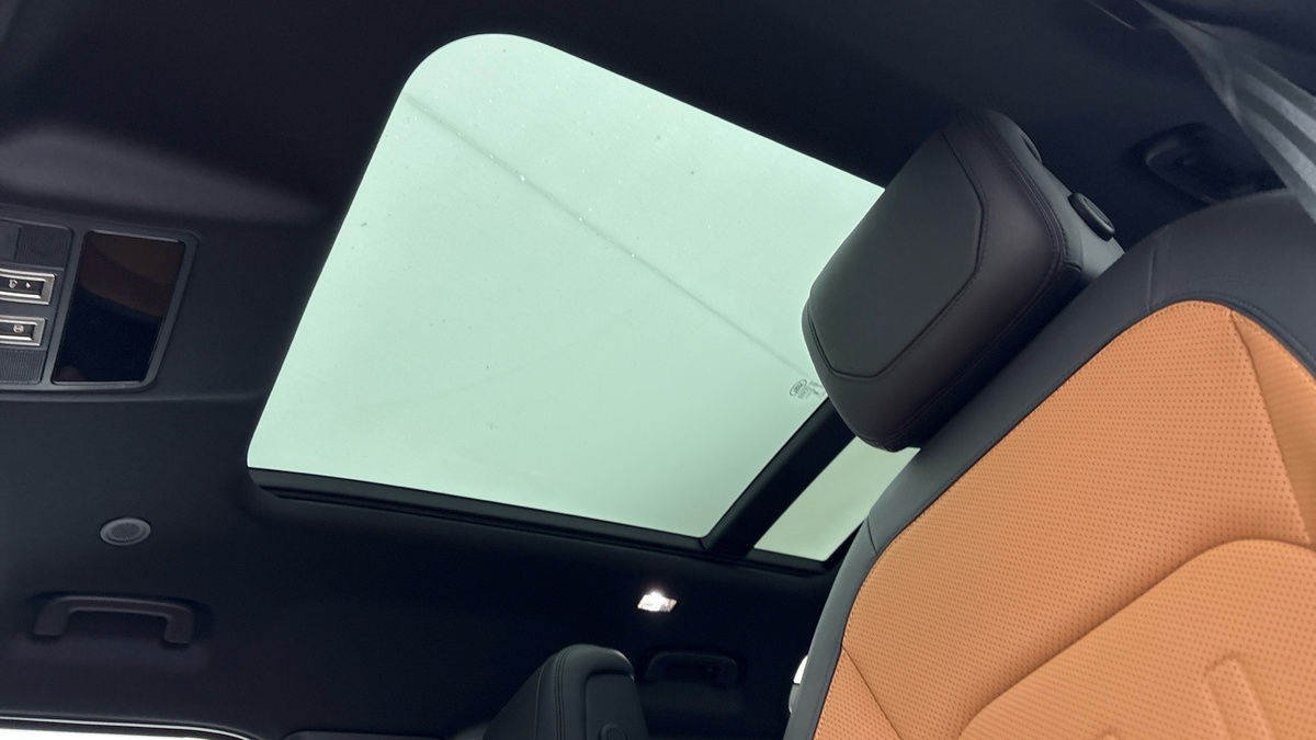 Land Rover Defender 110 Image 6