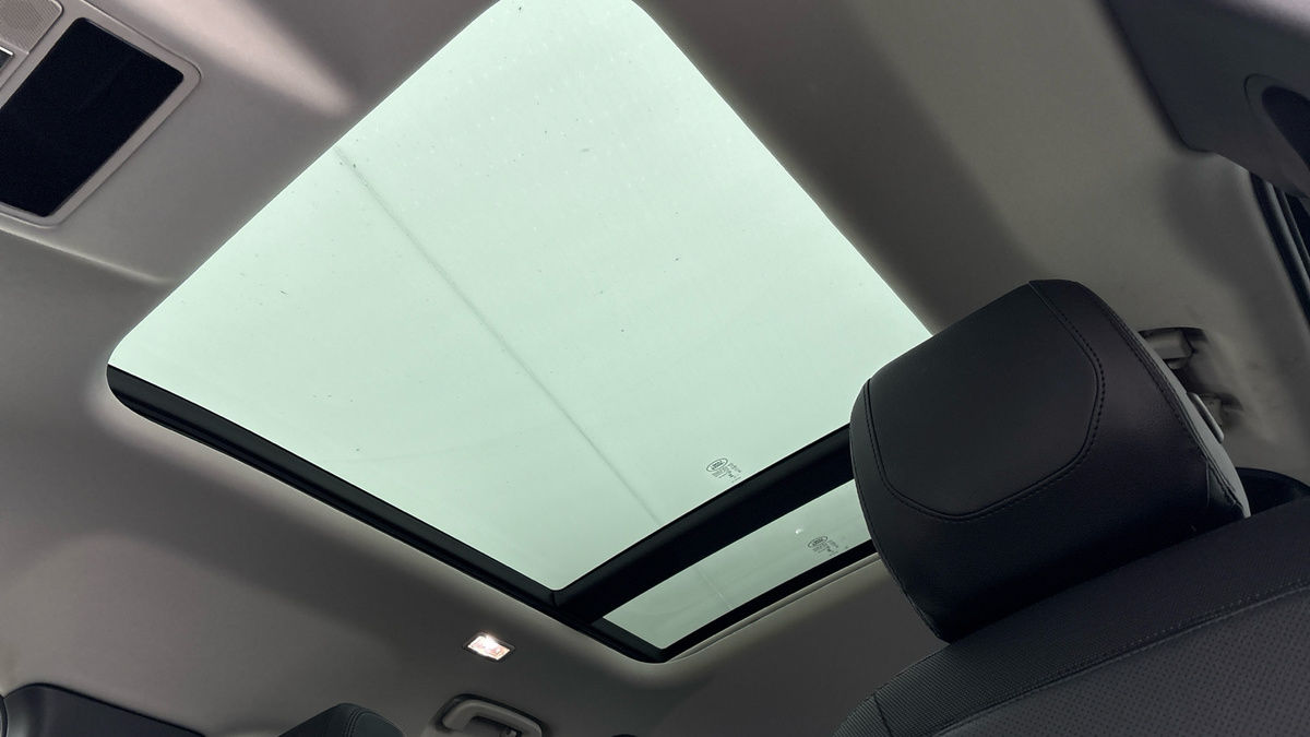 Land Rover Defender 110 Image 6