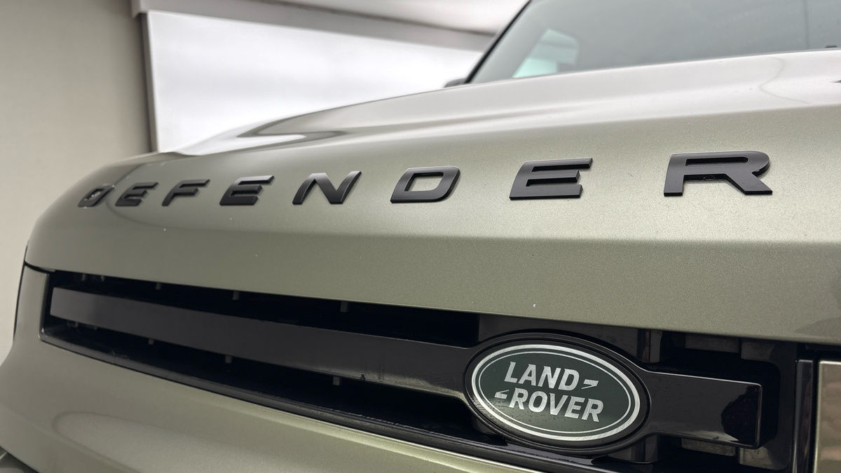 Land Rover Defender 110 Image 24