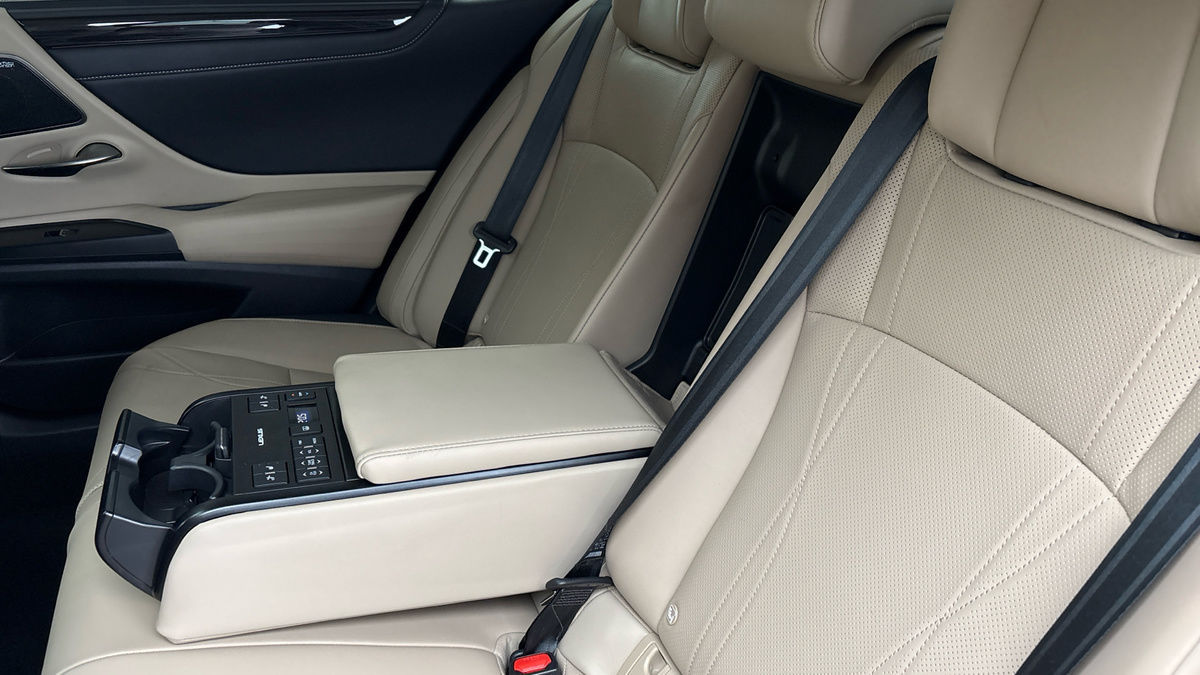 Lexus ES Image 9