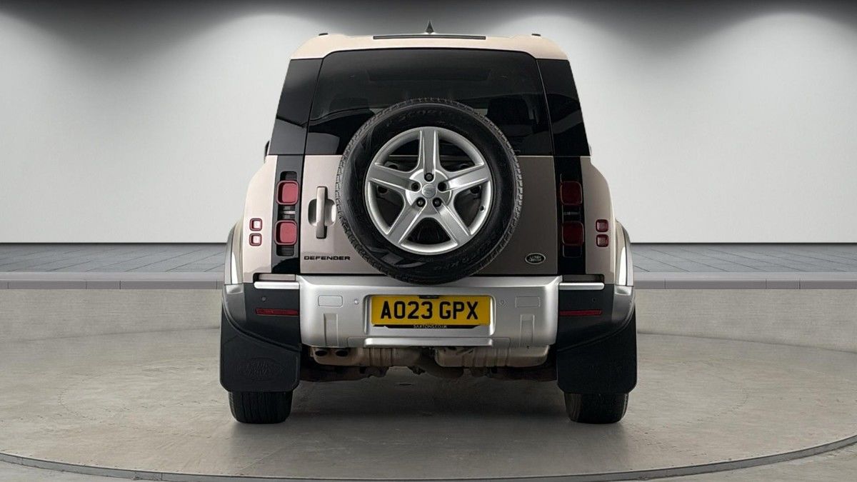 Land Rover Defender 110 Image 4