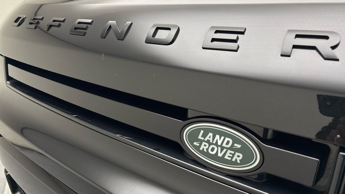 Land Rover Defender 110 Image 24