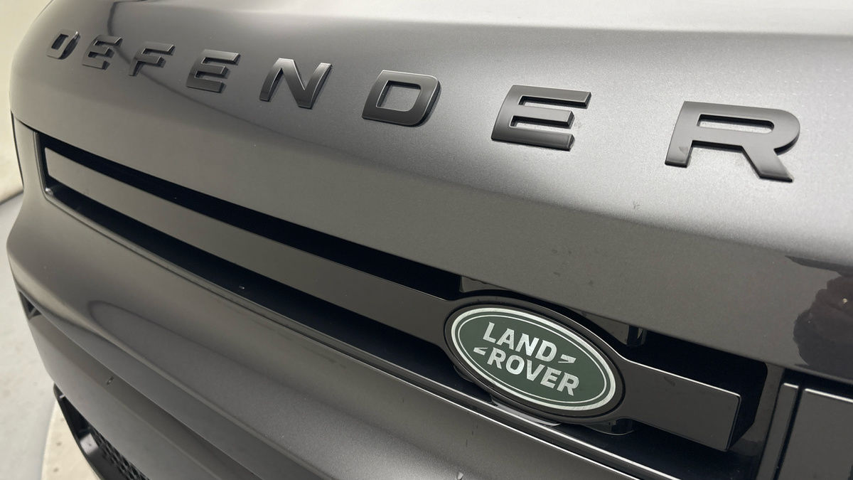 Land Rover Defender 110 Image 24