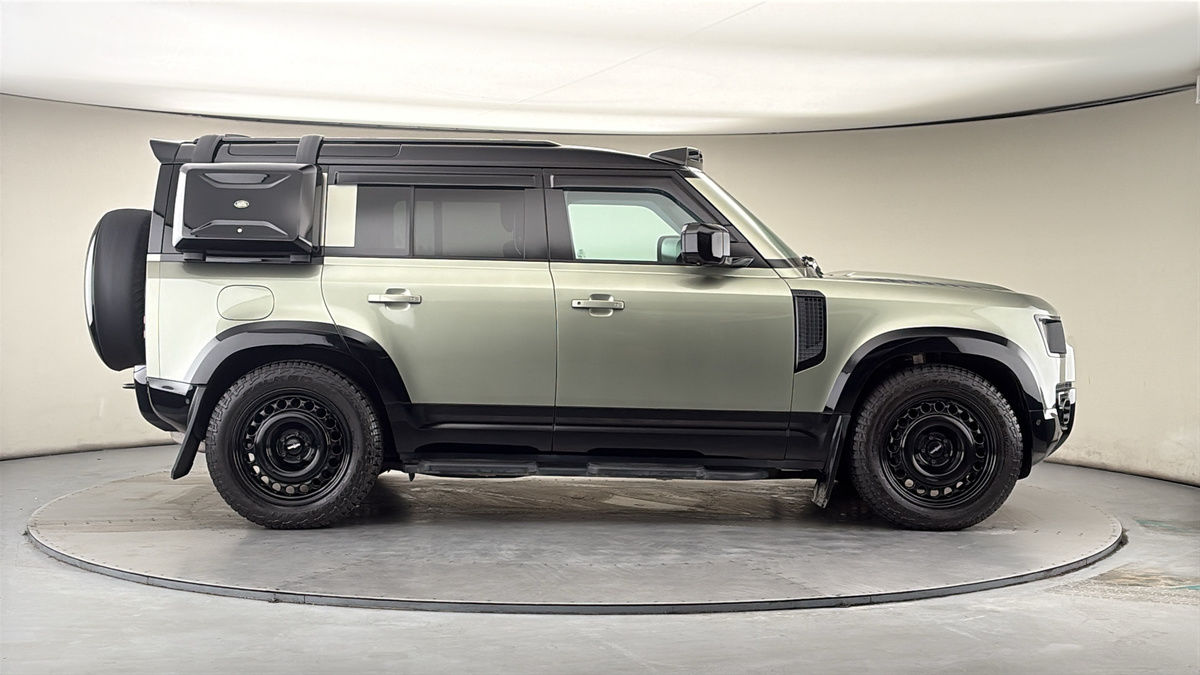 Land Rover Defender 110 Image 16