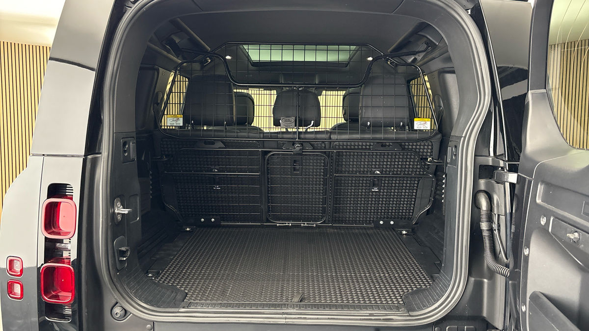 Land Rover Defender 110 Image 11