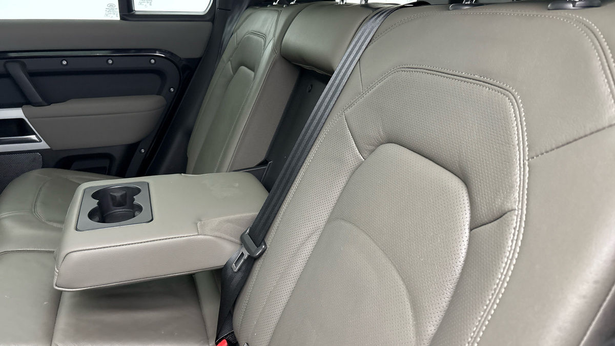 Land Rover Defender 110 Image 9