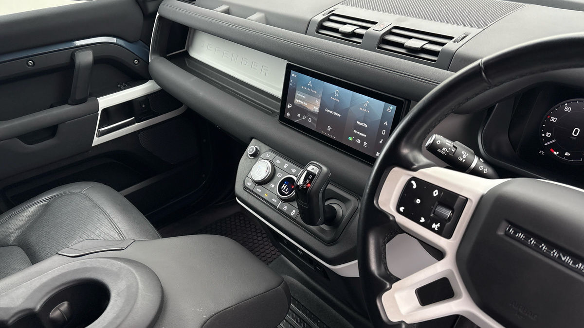 Land Rover Defender 110 Image 18