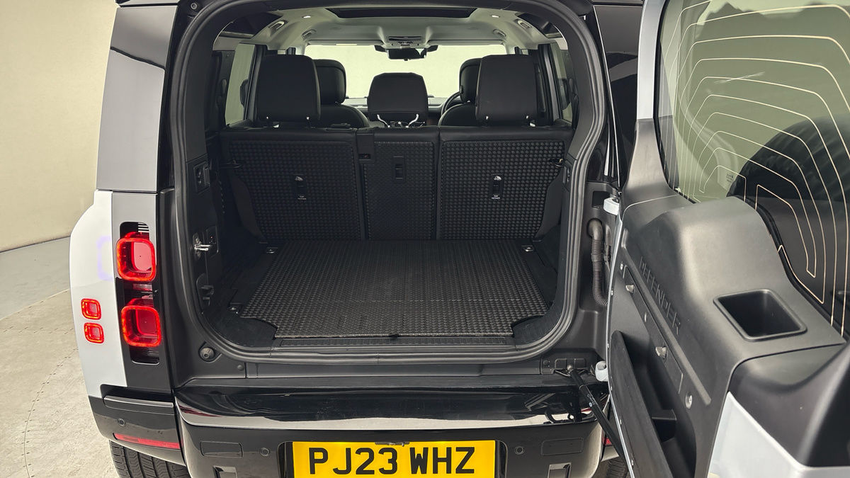 Land Rover Defender 110 Image 11