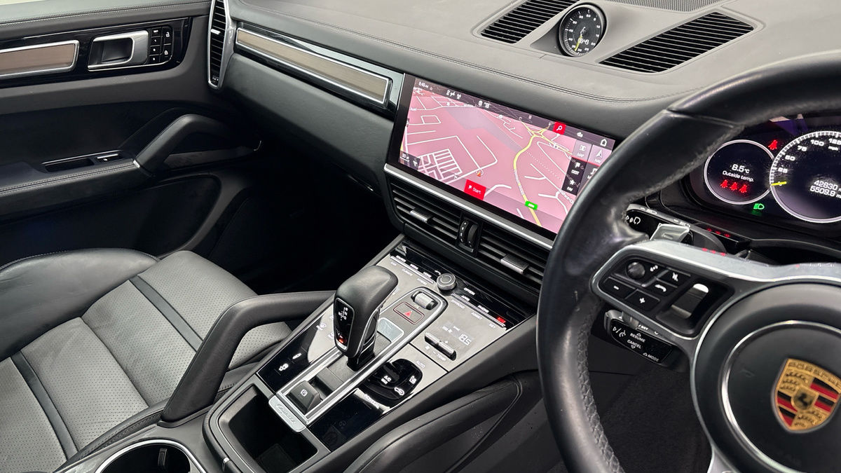 Porsche Cayenne Image 18