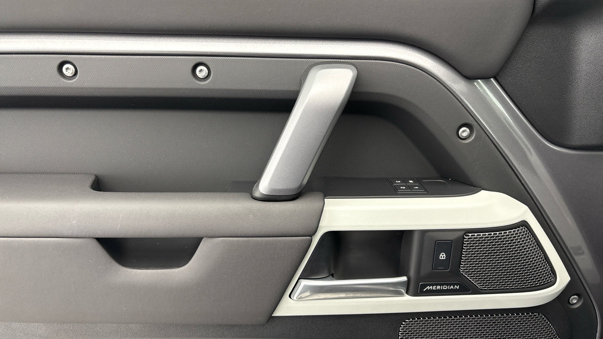 Land Rover Defender 110 Image 19