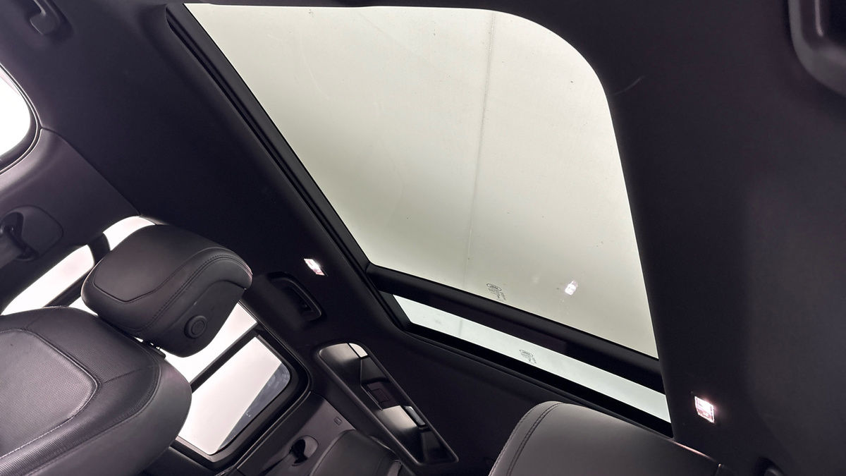 Land Rover Defender 110 Image 6