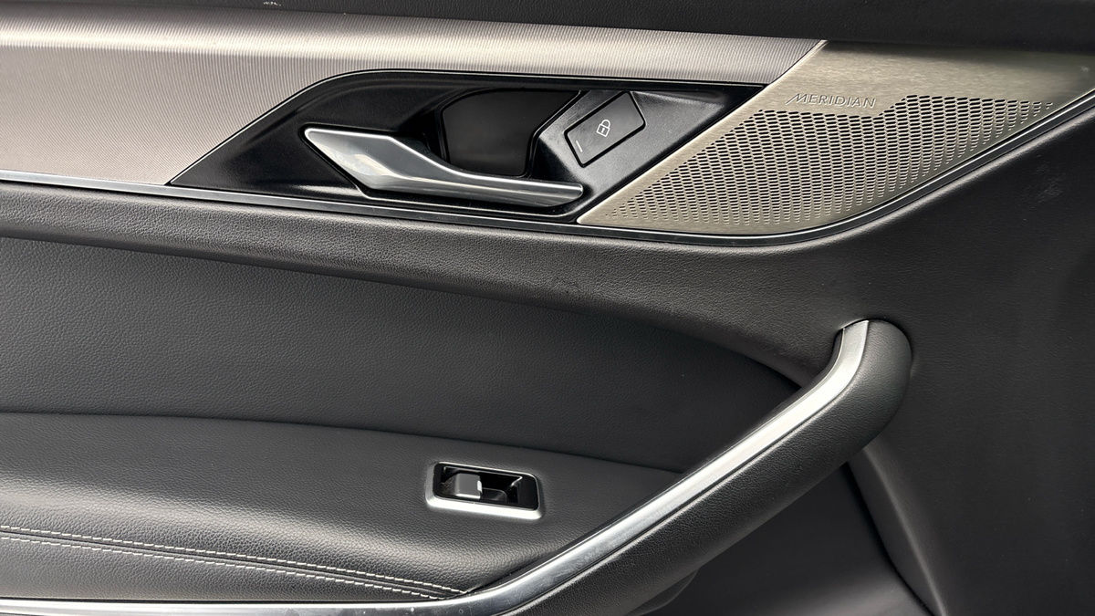 Jaguar F-PACE Image 19