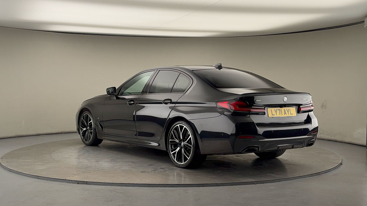 BMW 5 Series Image 2