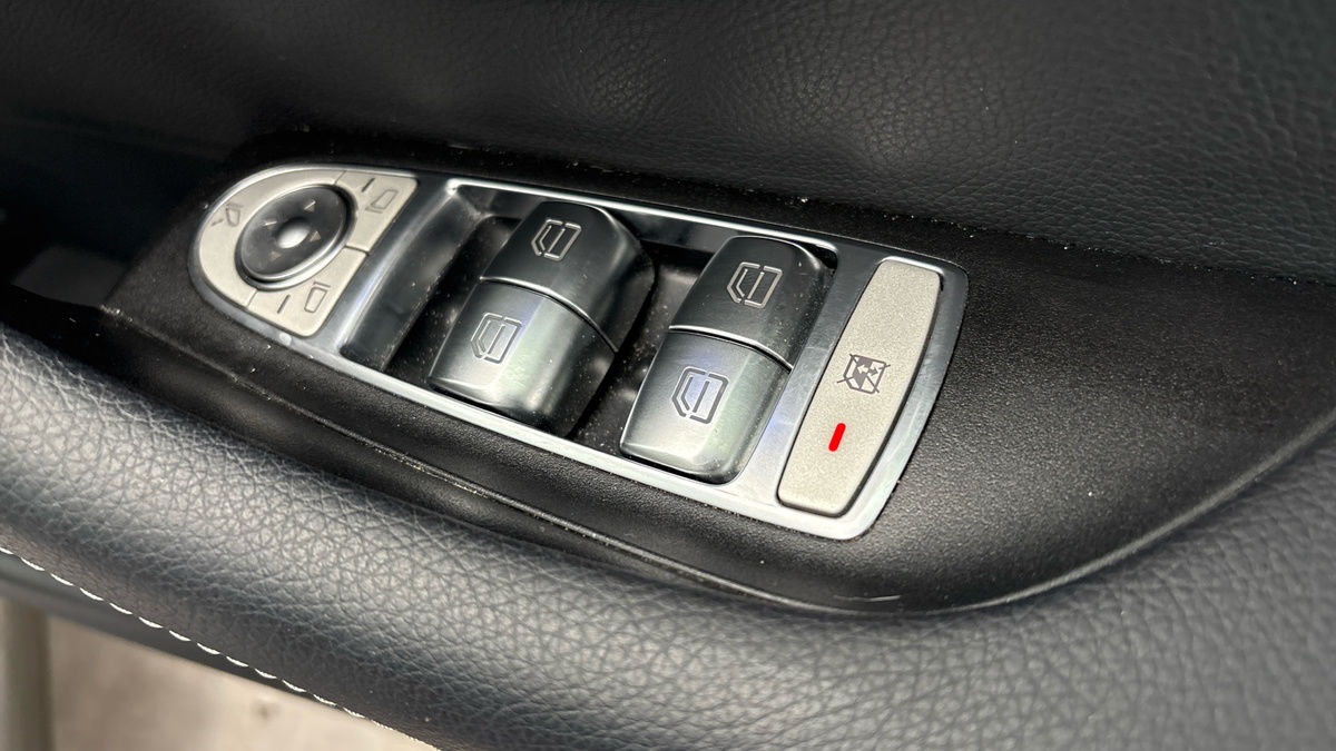 Mercedes-Benz E Class Image 30