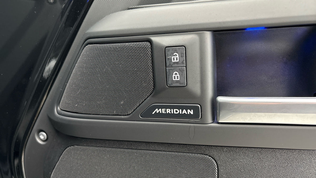 Land Rover Defender 110 Image 25