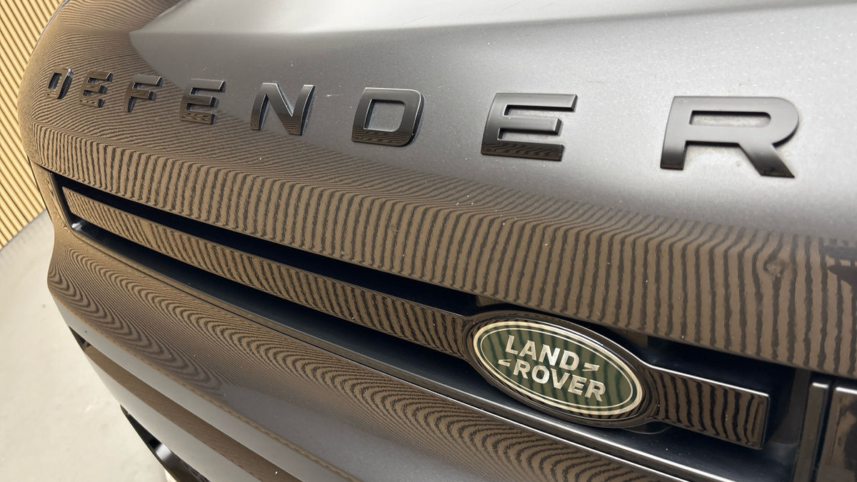 Land Rover Defender 110 Image 24