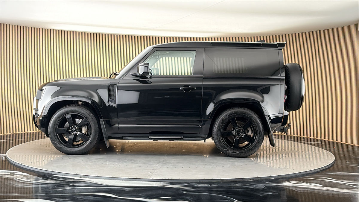 Land Rover Defender 90 Image 15