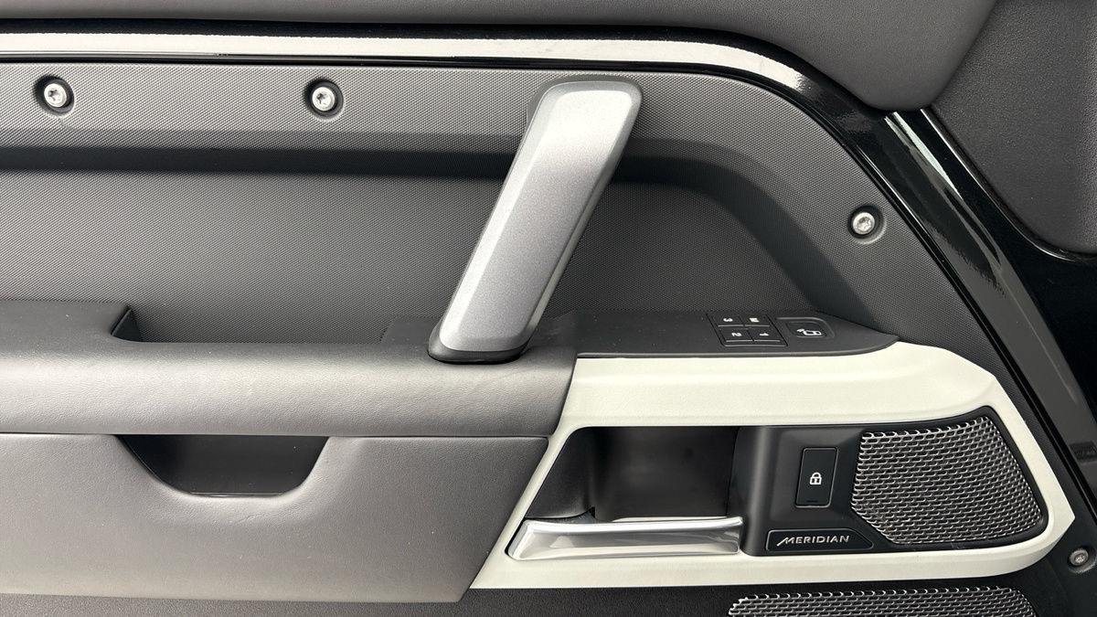 Land Rover Defender 110 Image 19