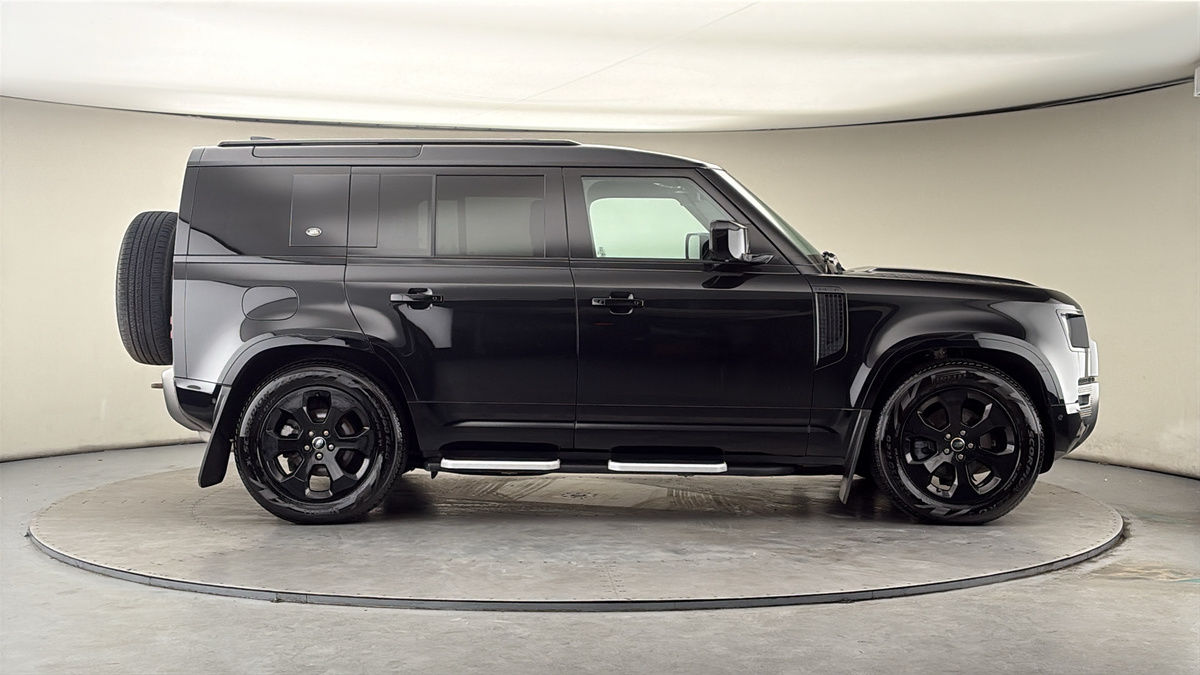 Land Rover Defender 110 Image 16